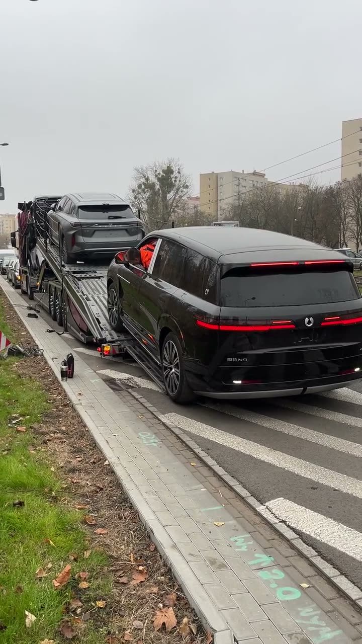 Załadunek auta na transporter